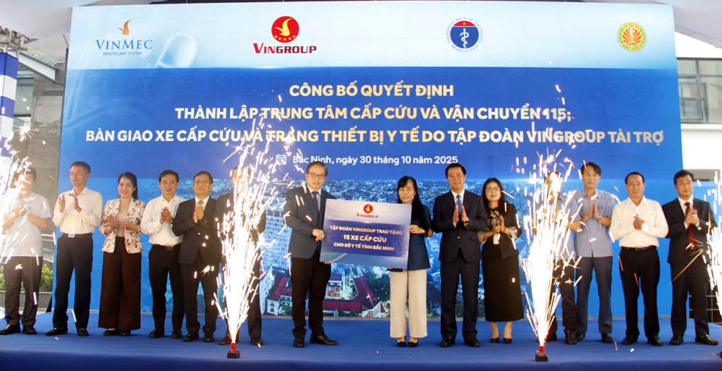Tập đoàn Vingroup trao biểu trưng tặng 15 xe cấp cứu cho Sở Y tế tỉnh Bắc Ninh