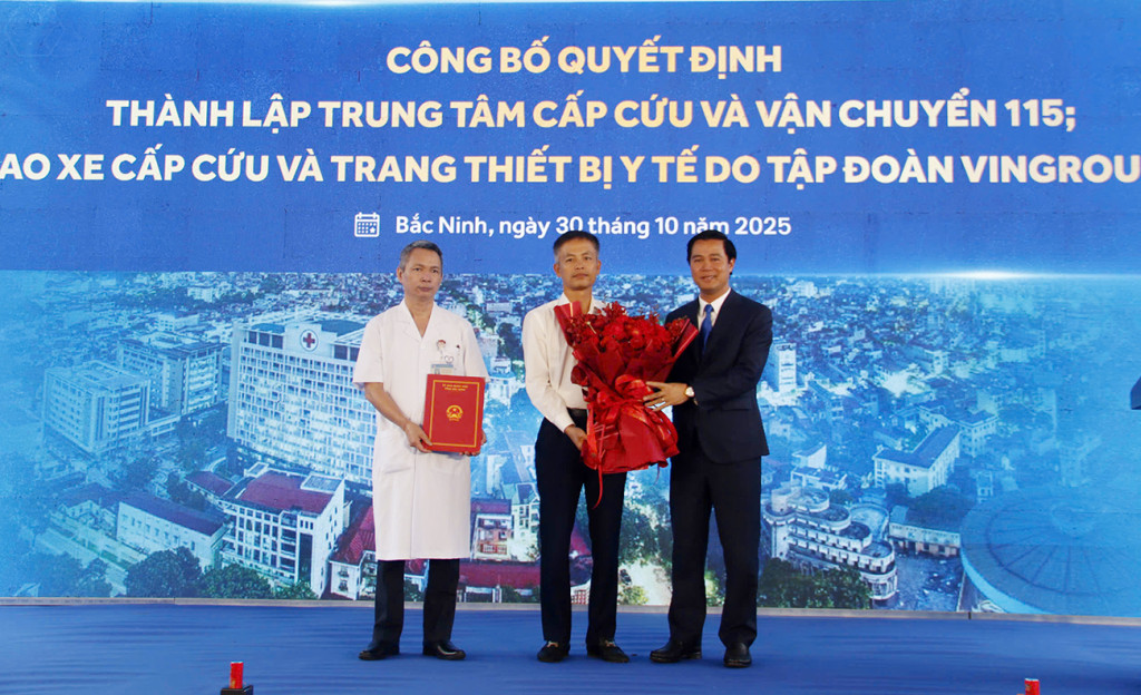 Phó Chủ tịch UBND tỉnh Lê Xuân Lợi trao quyết định và chúc mừng Bệnh viện Đa khoa Bắc Ninh số 1