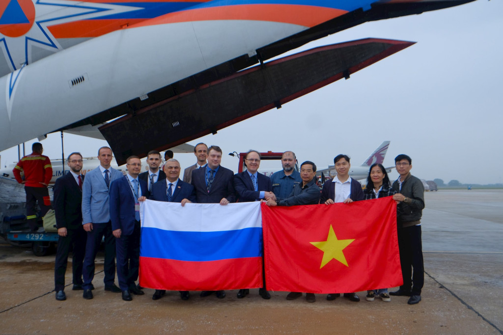 Đại sứ Liên bang Nga tại Việt Nam Gennady Bezdetko đã trao số hàng viện trợ trên cho ông Nguyễn Trường Sơn, Phó Cục trưởng Cục Quản lý đê điều và Phòng, chống thiên tai