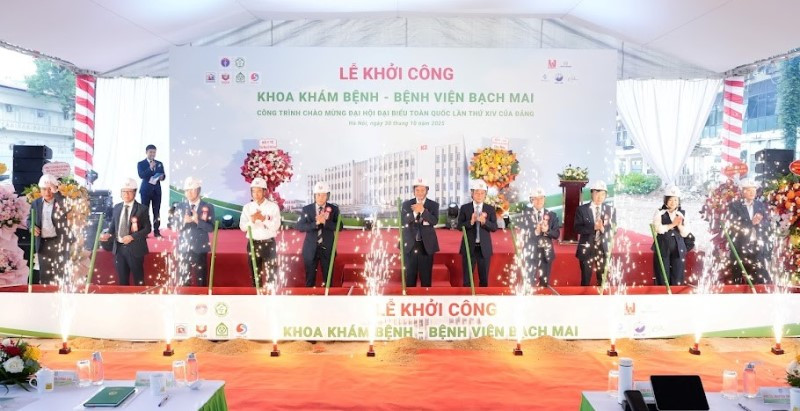 hứ trưởng Bộ Y tế Lê Đức Luận và các đại biểu thực hiện nghi thức khởi công Dự án