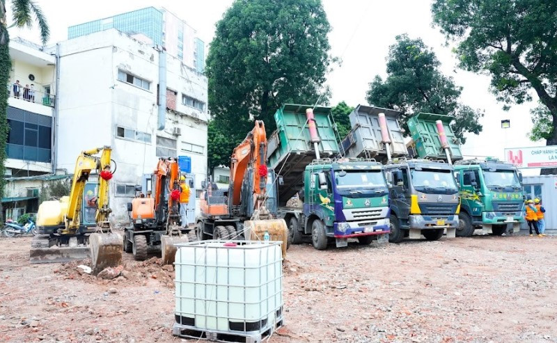 Ngay sau lễ khởi công, hệ thống máy móc được vận hành hoạt động với quyết tâm hoàn thành Dự án theo đúng tiến độ