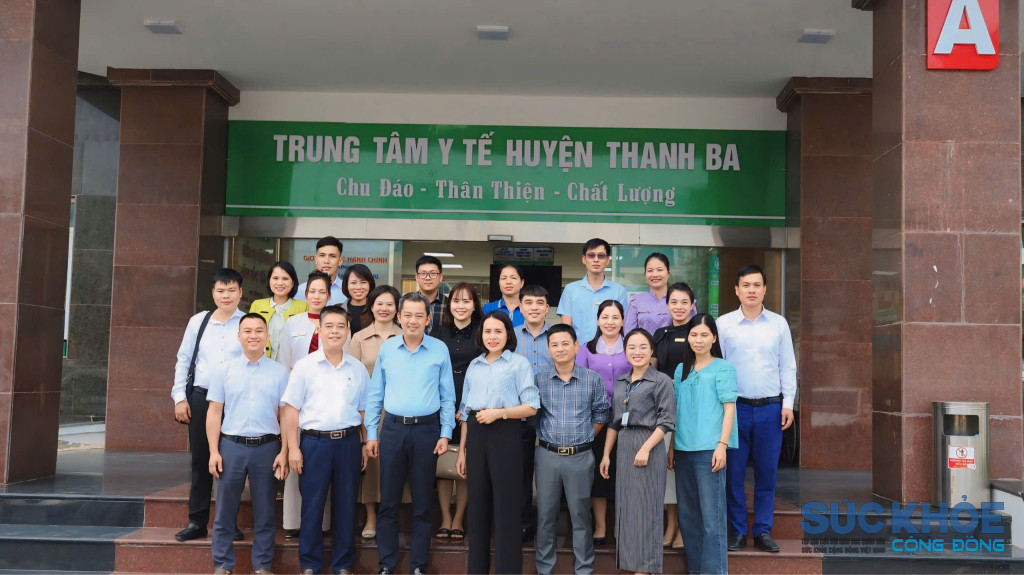 Chụp ảnh lưu niệm hai TTYT Khu vực Thanh Ba và Cao Phong thuộc Sở Y tế tỉnh Phú Thọ 