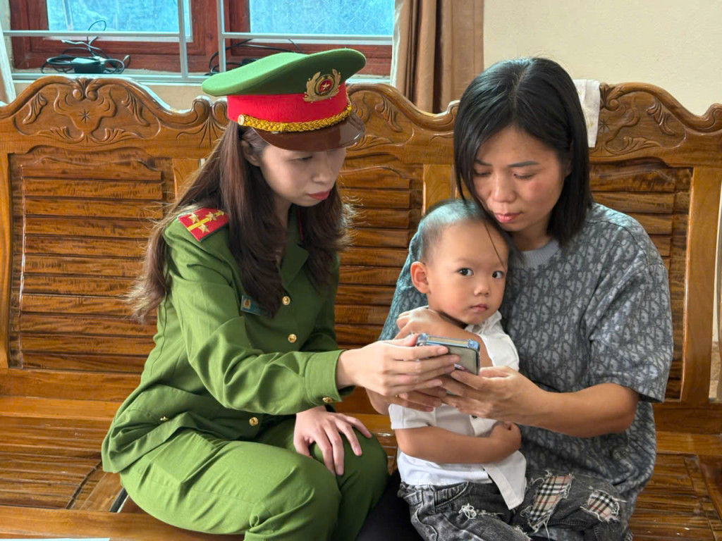 Lực lượng Cảnh sát khu vực đến tận nhà hỗ trợ người dân quét mã QR