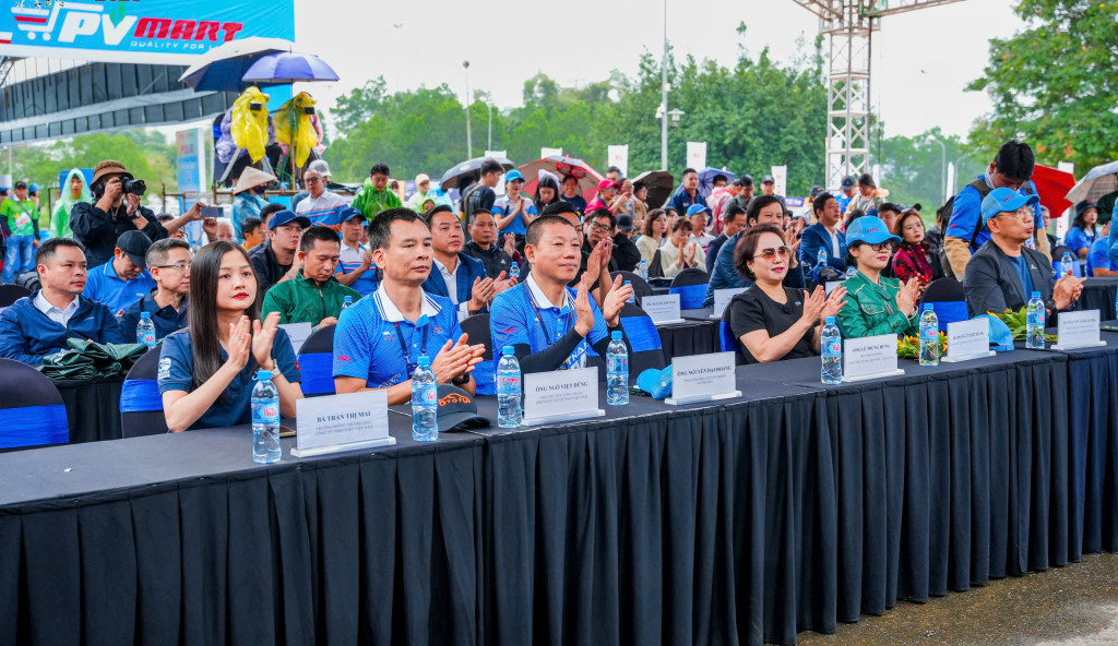 Các đại biểu tham dự lễ khai mạc