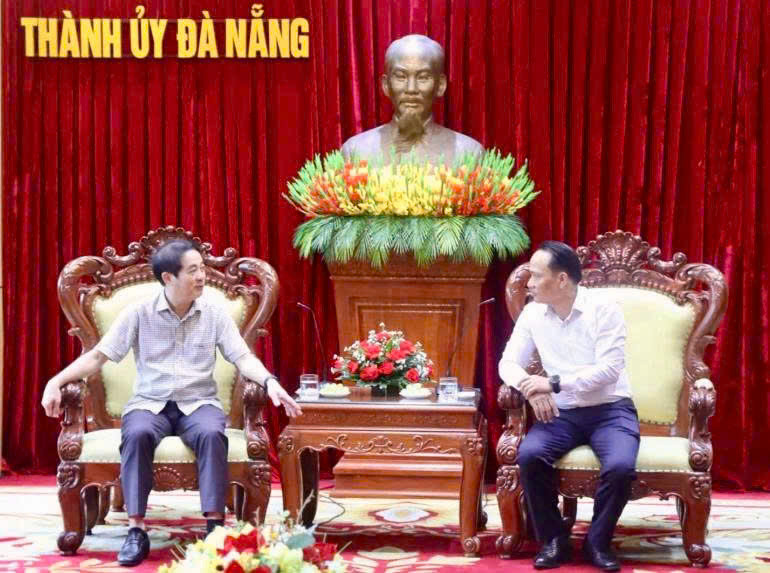 Bí thư Nghiêm Xuân Thành thăm hỏi, chia sẽ tình hình mưa lũ đến người dân Thành phố Đà Nẵng (Ảnh: PV)