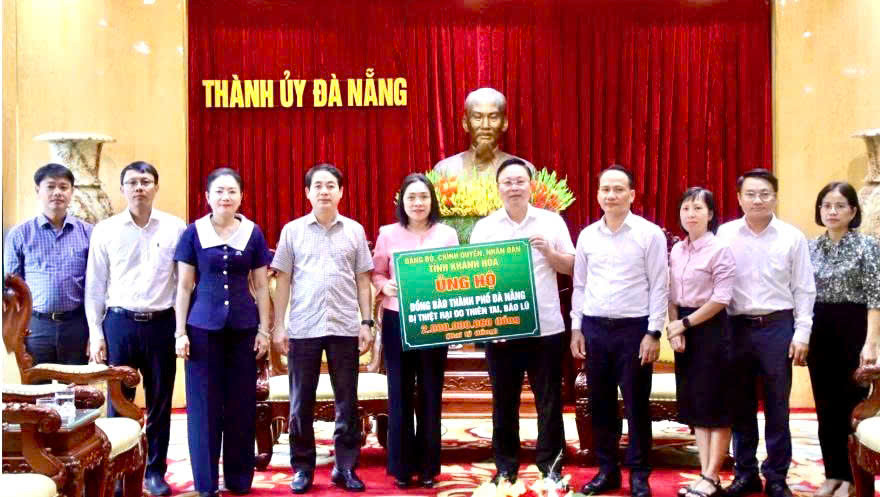 Tình Khánh Hòa trao tặng Thành phố Đà Nẵng 2 tỷ đồng để khắc phục hậu quả sau lũ