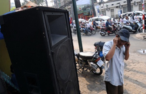 Khi hàng xóm hát karaoke gây tiếng ồn quá mức, người dân có thể báo cơ quan công an hoặc tổ dân phố để được xử lý