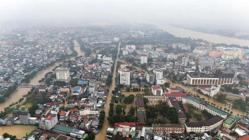 Nước lũ phủ kín các tuyến đường trung thành phố Huế  (Ảnh: VGP/Lê Hoàng)