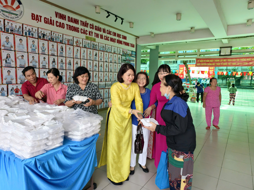 Đại diện phường trao phần cơm nghĩa tình