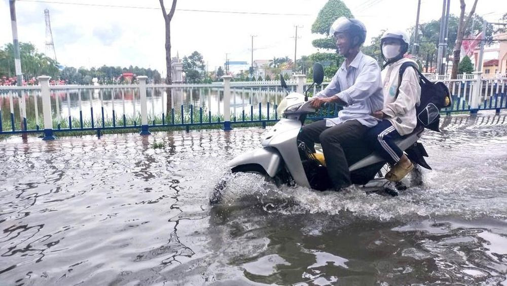 Người dân được khuyến cáo chủ động các biện pháp ứng phó triều cường (Ảnh: Quách Mến)