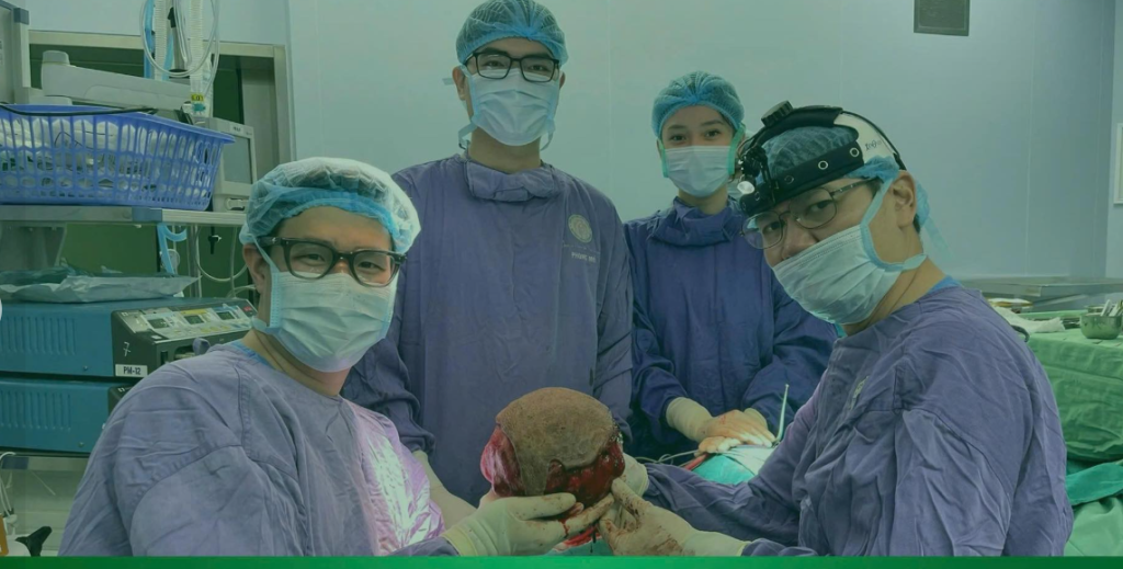 Ê kip các bác sĩ Bệnh viện Trung ương Quân đội 108 thực hiện ca phẫu thuật bóc tách khối u góc hàm khổng lồ cho bệnh nhân