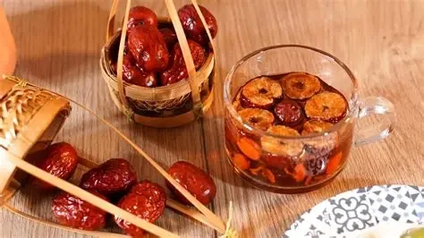Nên nấu táo đỏ (Ảnh minh họa)