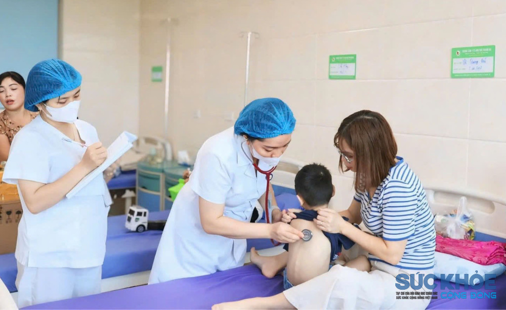 Nhân viên y tế Trung tâm Y tế khu vực Thanh Ba chăm sóc người bệnh
