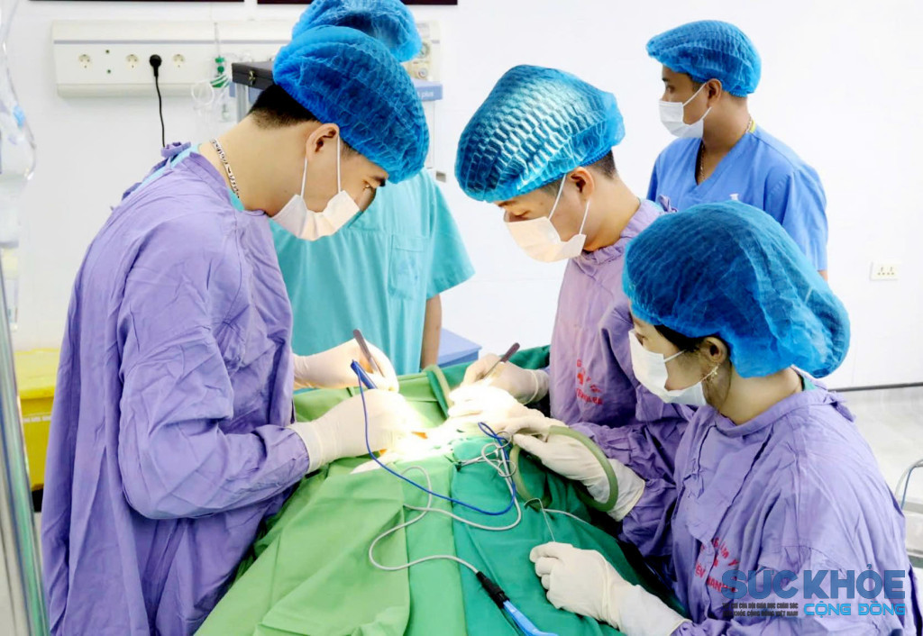 Các bác sĩ Trung tâm Y tế khu vực Thanh Ba phẫu thuật cho người bệnh
