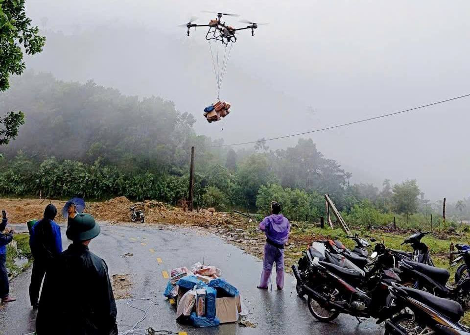 Dùng thiết bị bay không người lái để tiếp viện nhu yếu phẩm cho người dân