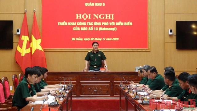 Đại tá Phan Đại Nghĩa, Phó Tư lệnh kiêm Tham mưu trưởng Quân khu 5 chủ trì hội nghị triển khai công tác ứng phó với diễn biến bão số 13 (Kalmaegi)