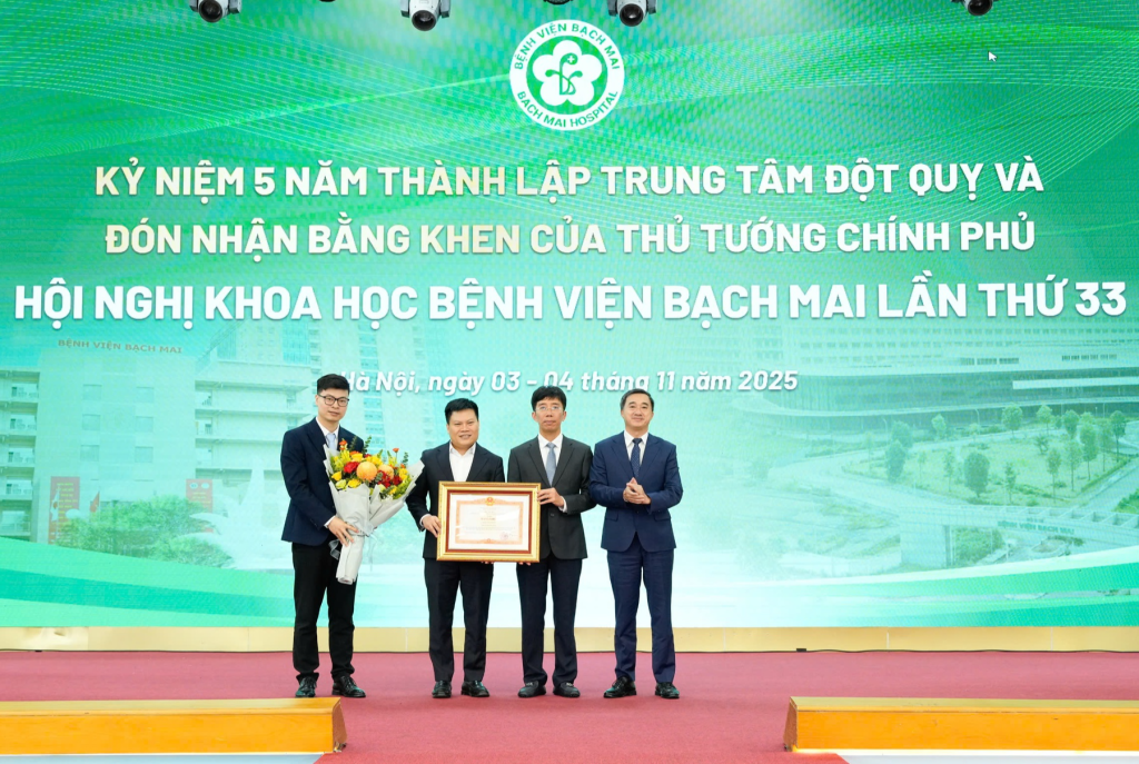 Thứ trưởng Bộ Y tế Trần Văn Thuấn trao tặng Bằng khen của Thủ tướng Chính phủ cho Trung tâm Đột quỵ, Bệnh viện Bạch Mai 