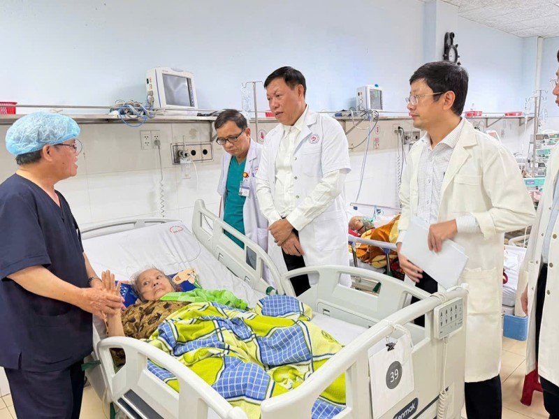 Thứ trưởng trực tiếp khảo sát thực tế tình hình cơ sở vật chất và công tác khắc phục sau lụt của bệnh viện, đồng thời đến thăm hỏi, động viên và tặng quà cho các bệnh nhân nặng đang điều trị tại Khoa Hồi sức tích cực – Chống độc, Bệnh viện Đa khoa khu vực Quảng Nam (Ảnh: Bộ Y tế)