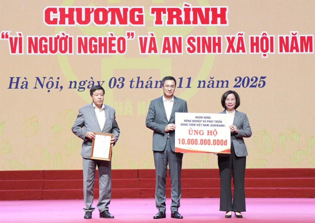 Lãnh đạo thành phố tiếp nhận ủng hộ tại chương trình. (Ảnh: Viết Thành/HNM)