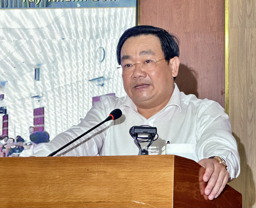 Phó Chủ tịch Ủy ban nhân dân tỉnh Trịnh Minh Hoàng kết luận, chỉ đạo các sở ngành thực hiện chống bão số 13 (bão Kalmaegi) (Ảnh: Thanh Huy)