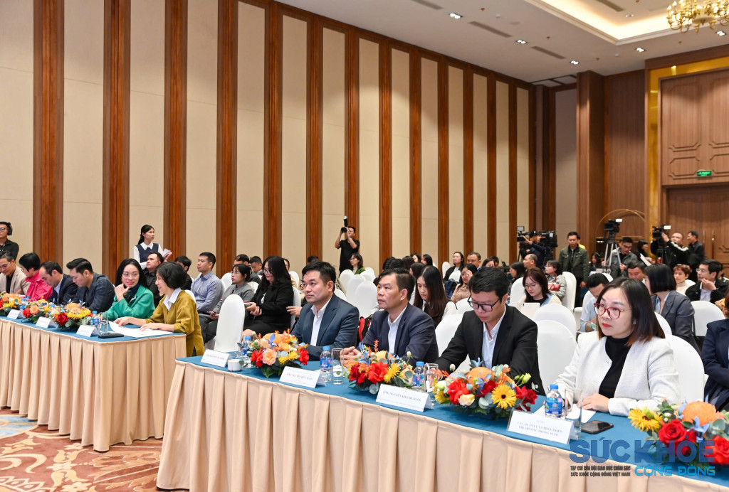 Các đại biểu, phóng viên các cơ quan thông tấn, báo chí tham dự buổi họp báo
