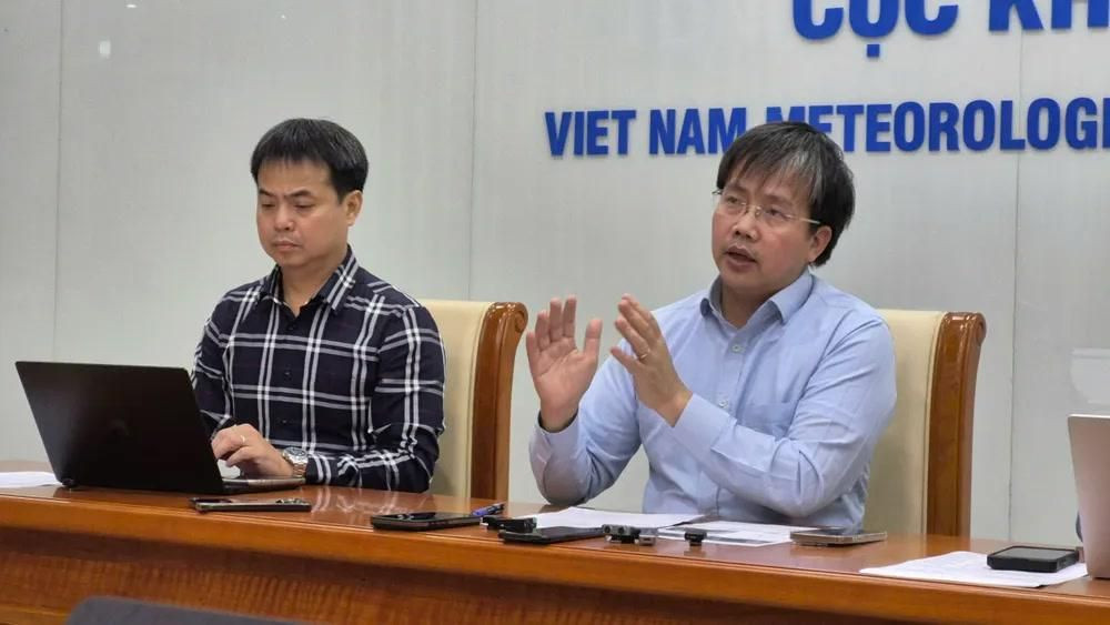 Ông Mai Văn Khiêm, Giám đốc Trung tâm Dự báo Khí tượng Thủy văn quốc gia thông tin về diễn biến bão Kalmaegi (Ảnh: AH)