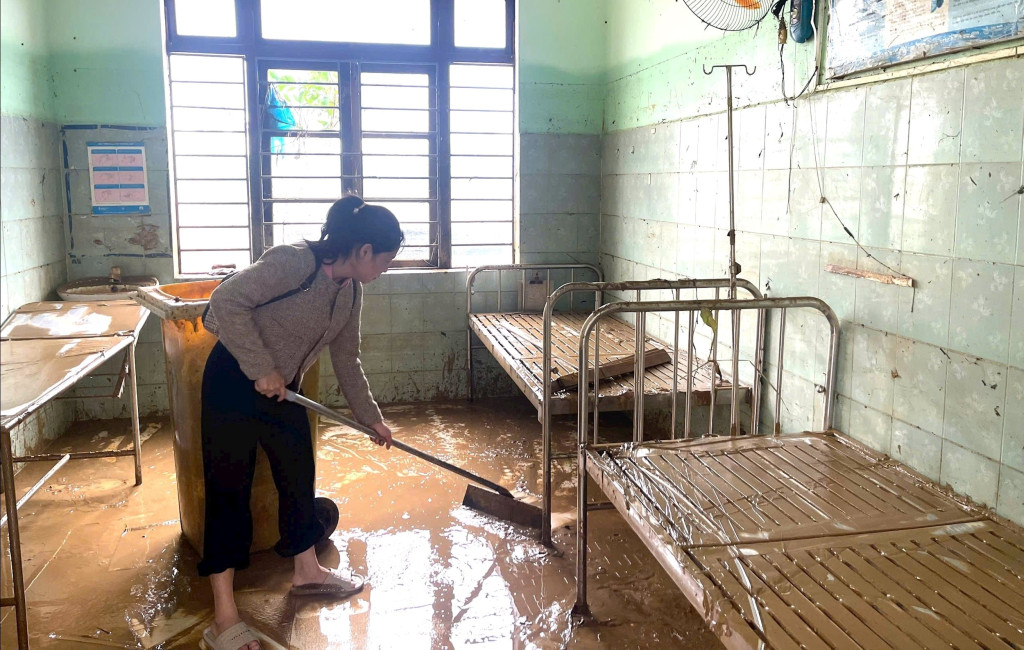 Nhân viên một cơ sở y tế dọn dẹp sau lũ (Ảnh: CDC Đà Nẵng)
