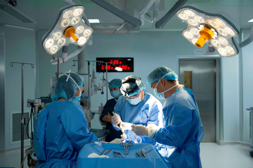 Ê-kíp bác sĩ Vinmec Phú Quốc phẫu thuật cho thai phụ người Hàn