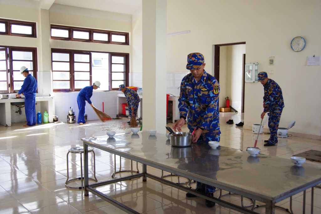 Chuẩn bị khu vực ăn cho ngư dân lên đảo chống bão (Ảnh: Trường Sa)