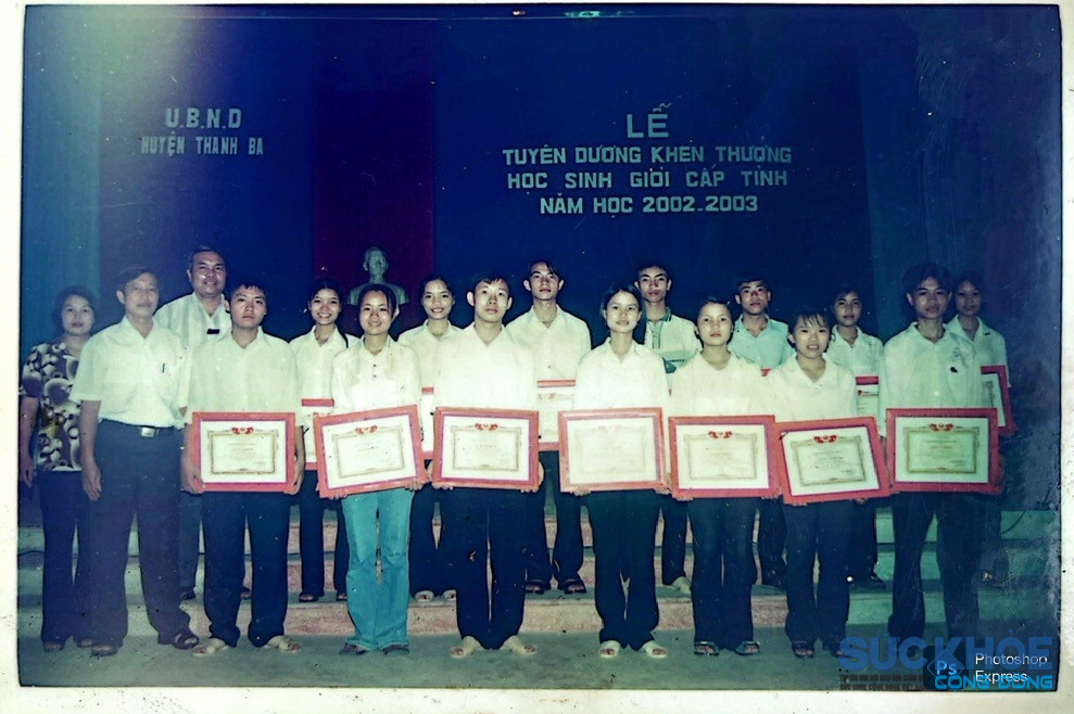 Nhiều học sinh được tuyên dương khen thưởng học sinh giỏi cấp tỉnh năm 2002 - 2003