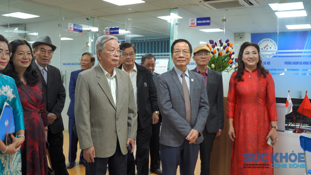 Đoàn lãnh đạo Hội Giáo dục Chăm sóc Sức khỏe Cộng đồng Việt Nam đã đến thăm Phòng khám Đa khoa Việt Nhật – Hà Nội và Trung tâm H’Cell