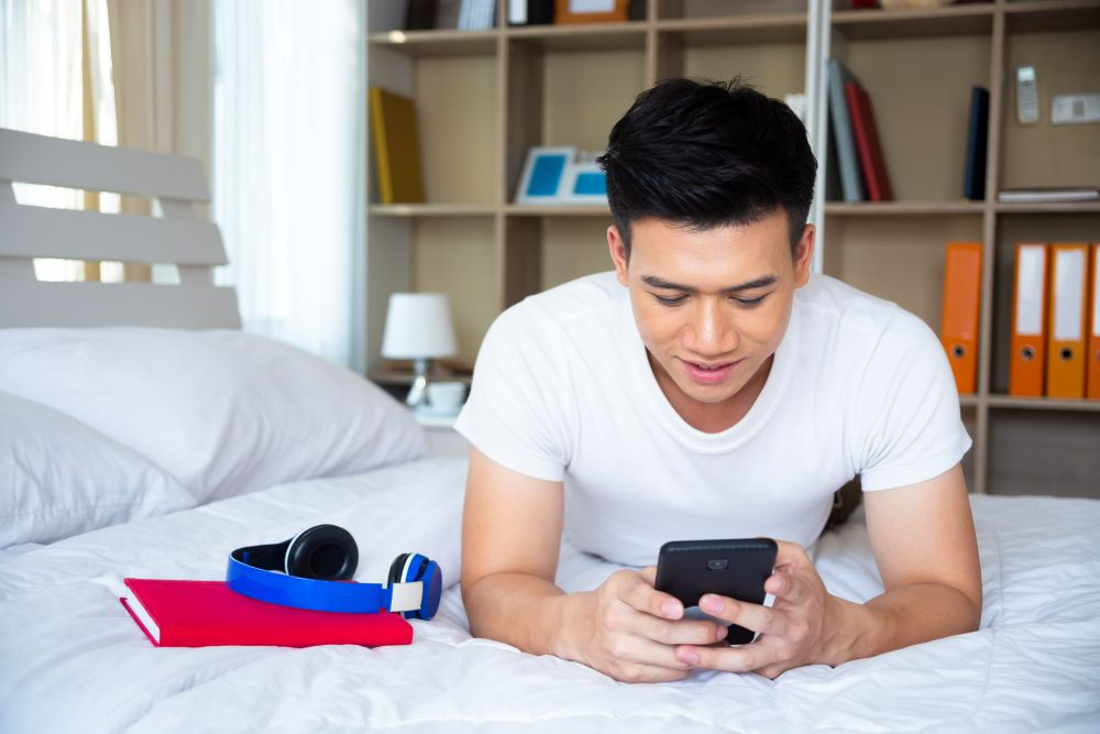 Việc sử dụng điện thoại và đặt trong túi quần có thể làm ảnh hưởng đến chất lượng tinh trùng của nam giới (Ảnh minh họa)
