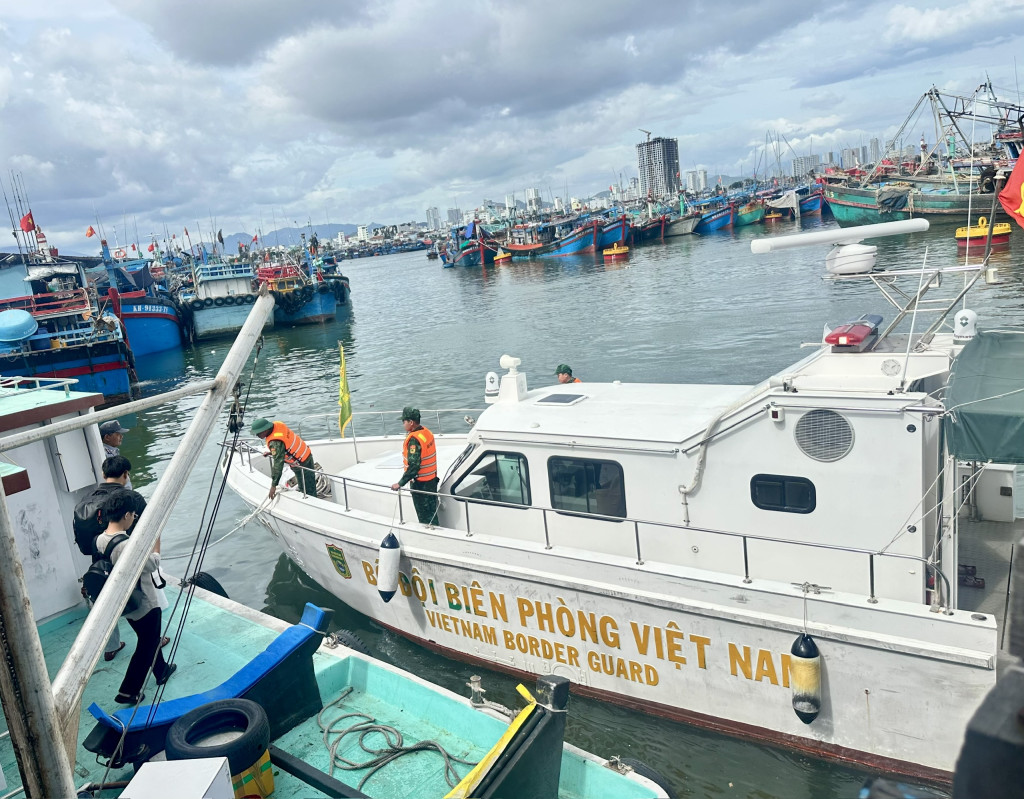 Lực lượng Biên phòng sử dụng tàu chuyên dụng để thông báo cho ngư đân về nơi trú ẩn (Ảnh: PV)