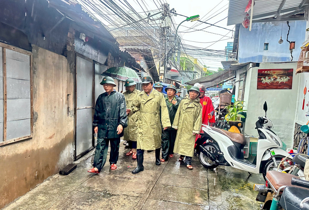 Chủ tịch Nguyễn Khắc Toàn ( đi ở giữa, trên cùng) thị sát điểm dễ sạt lỡ khu dân cư Núi Chụt (Ảnh: Thanh Huy)