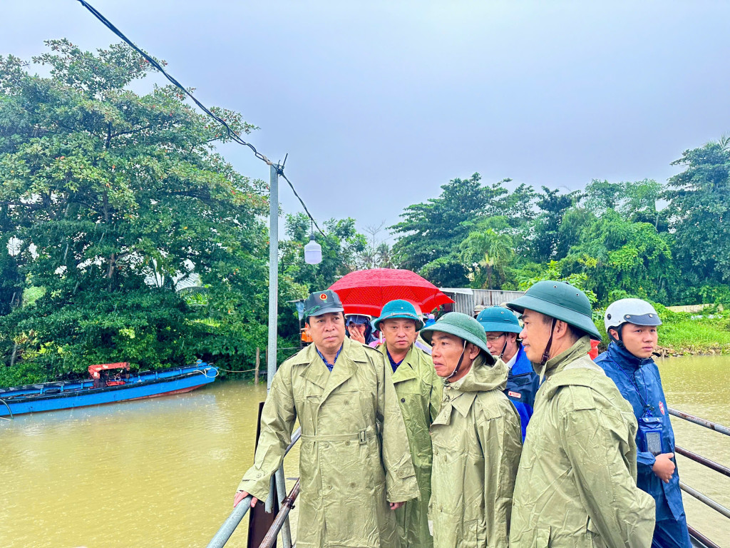 Chủ tịch UBND tỉnh Khánh Hòa, Nguyễn Khắc Toàn ( đứng ngoài cùng, bên tay trái) thị sát tại Cầu Gỗ Phú Kiểng (Ảnh: Thanh Huy)