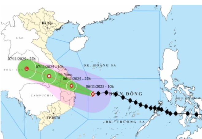 Bản đồ dự báo quỹ đạo và cường độ bão số 13 (Kalmaegi) lúc 10h ngày 6/11 (Ảnh: NCHMF)