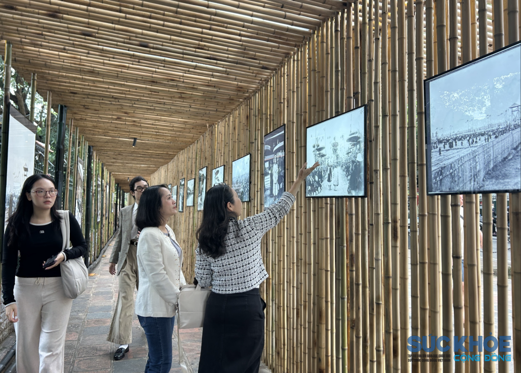 Khách tham quan triển lãm (Ảnh: Khánh Chi)