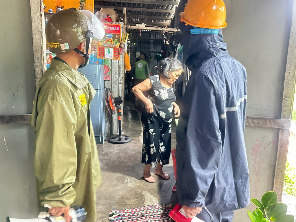 Lực lượng chức nắng đến từng nhà kêu gọi người dân di dời (Ảnh: Thanh Huy)