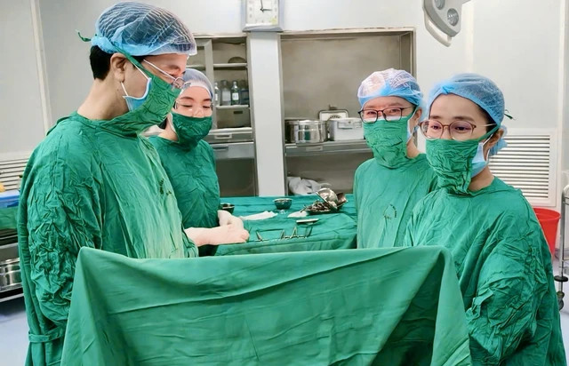 Kíp bác sĩ phẫu thuật cho sản phụ (Ảnh: Sở Y tế Bắc Ninh)