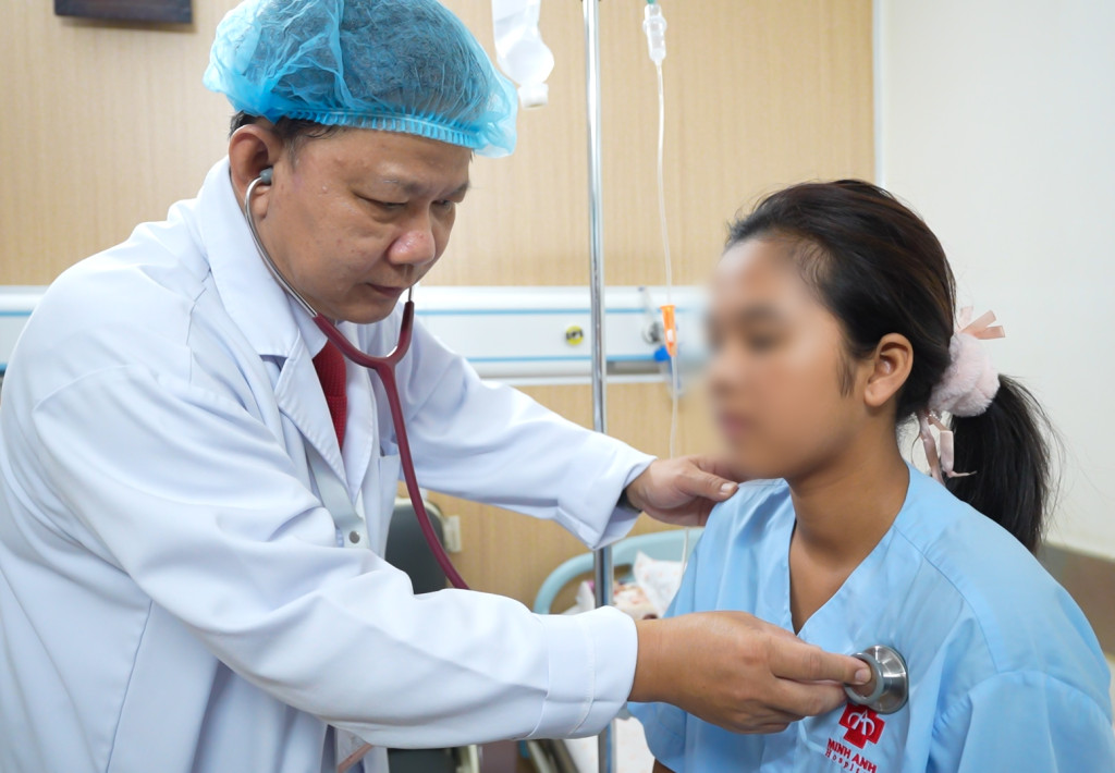 BSCKII Mai Văn Minh, Trưởng khoa Nội Bệnh viện Đa khoa Quốc tế Minh Anh thăm khám cho bệnh nhân 