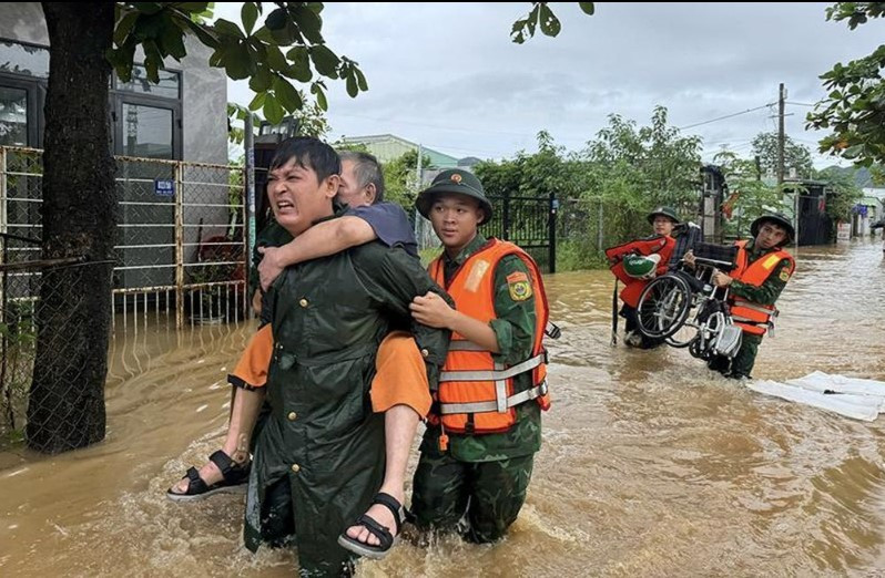 Chủ tịch TP Đà Nẵng yêu cầu sơ tán, di dời người dân đến nơi an toàn, hoàn thành việc di dời trước 12h ngày 6/11 (Ảnh: Hồ Xuân Mai)