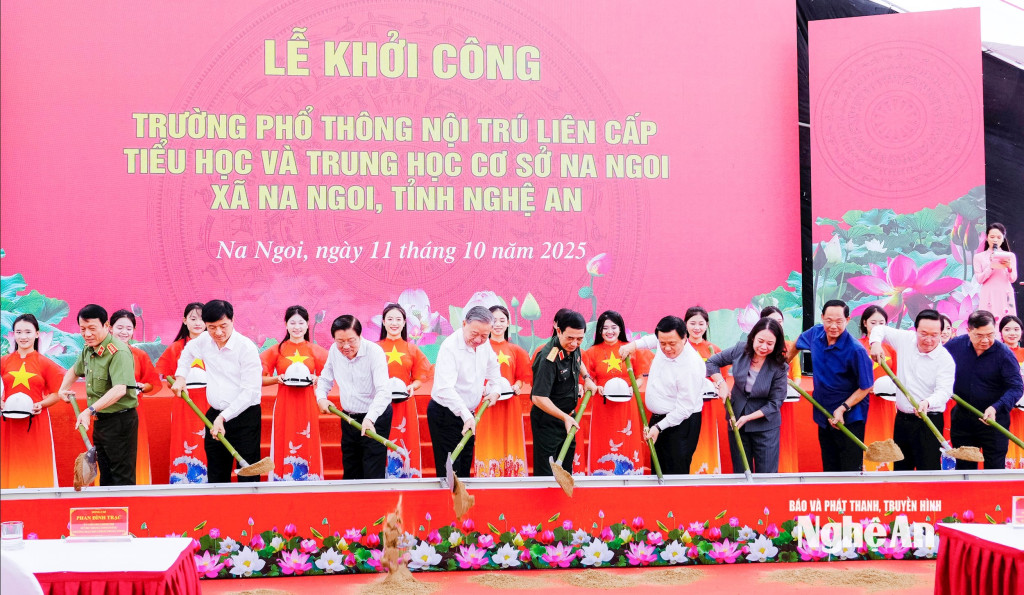Tổng Bí thư Tô Lâm cùng các đồng chí lãnh đạo Đảng, Nhà nước, bộ, ngành Trung ương, tỉnh Nghệ An thực hiện nghi thức khởi công xây dựng Trường Phổ thông nội trú liên cấp TH và THCS Na Ngoi vào ngày 11/10 vừa qua (Ảnh: Phạm Bằng)