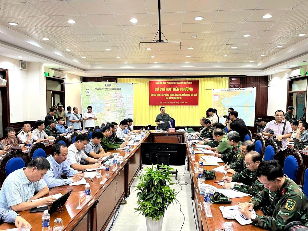 Phó Thủ tướng Trần Hồng Hà đã trực tiếp chỉ đạo cuộc họp tại sở chỉ huy tiền phương với các địa phương chịu ảnh hưởng của bão (Ảnh: Đức Hồ)
