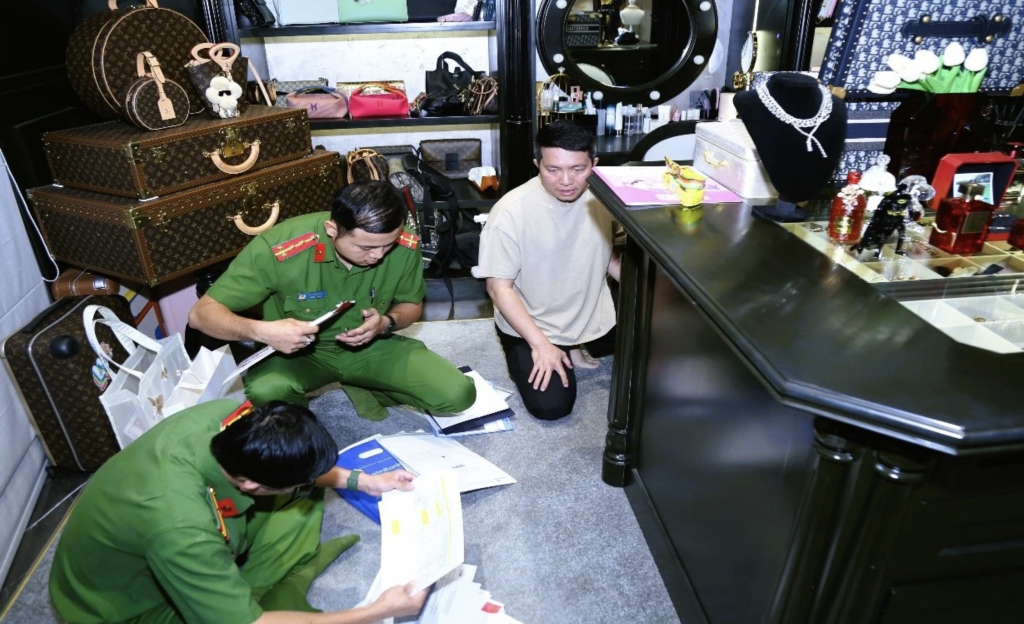 cơ quan chức năng thu giữ nhiều phương tiện, máy móc, hồ sơ, tài liệu phục vụ hoạt động sản xuất, buôn bán hàng giả (Ảnh: CACC)