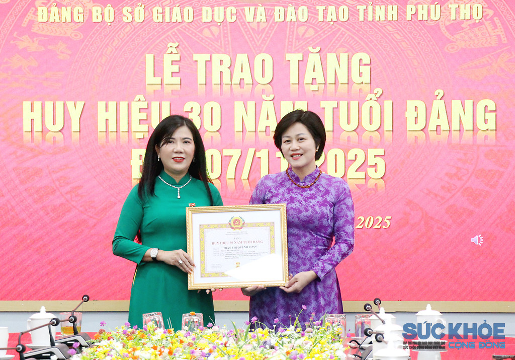 Phó Bí thư Đảng ủy UBND tỉnh Đỗ Thị Ngọc Ánh trao tặng Huy hiệu 30 năm tuổi Đảng cho đảng viên Trần Thị Quỳnh Loan
