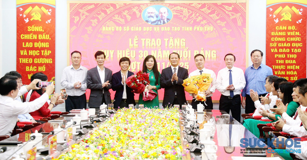 Đảng bộ Sở Giáo dục và Đào tạo tặng hoa chúc mừng hai đảng viên