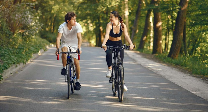 Người bị cắc bệnh về xương khớp nên tham gia bộ môn đạp xe (Ảnh minh họa)