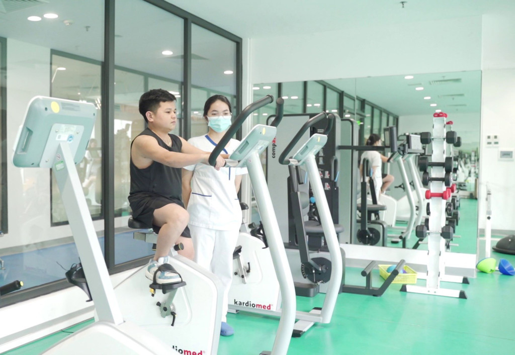 Anh Kế được hướng dẫn tập luyện tại khu Phục hồi chức năng hiện đại của Vinmec Times City