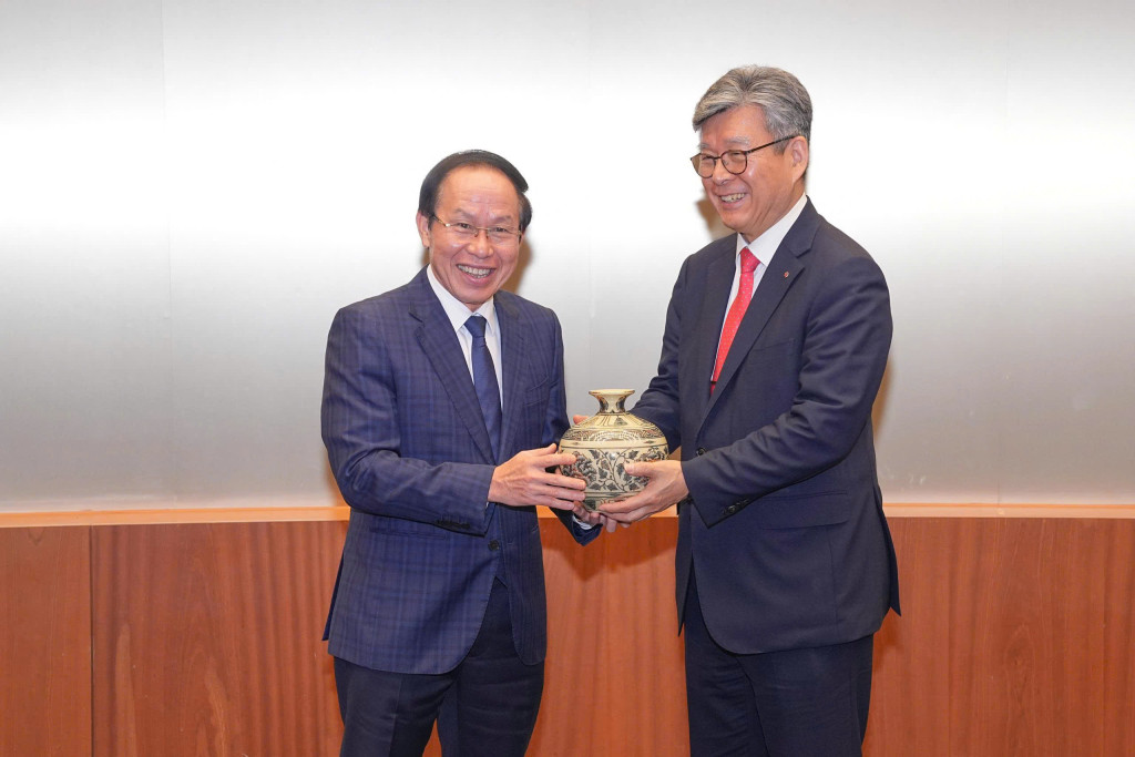 Bí thư Thành ủy Lê Tiến Châu trao quà lưu niệm tặng ông Sang Rok Oh, Chủ tịch Viện KIST(Ảnh – CTT TP. Hải Phòng)