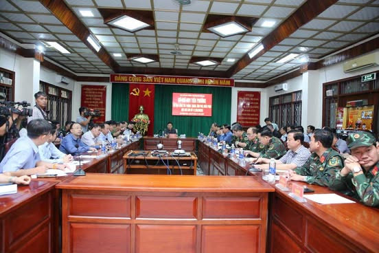 Phó Thủ tướng Trần Hồng Hà chủ trì cuộc họp Sở chỉ huy tiền phương về phòng, tránh, ứng phó, khắc phục hậu quả bão số 13 (Ảnh: VGP/Minh Khôi)